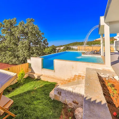 Villa Seral